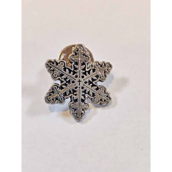 Snowflake Silverstone Detailed Hat Lapel Pinback Pin Winter Snow - Picture 1 of 3